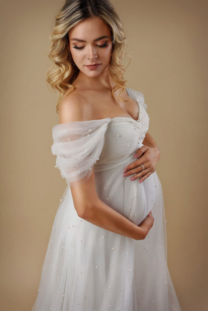 Attraktive Schwangere mit geschmackvollem Outfit beim Fotoshooting